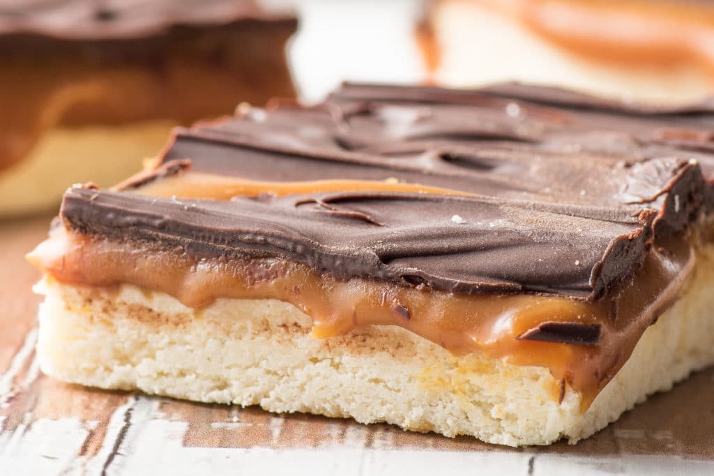 Keto Caramel Cookies & Cream Chocolate Bar